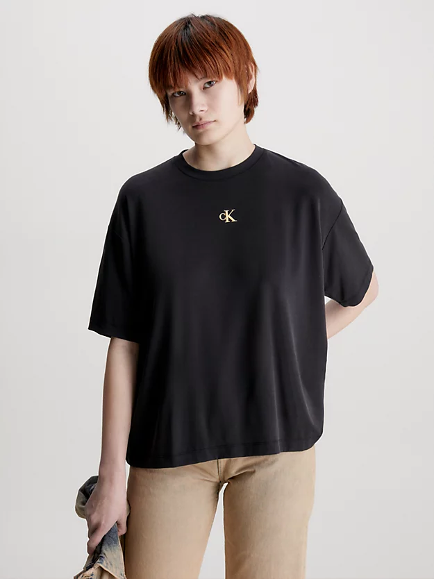 Calvin Klein T-shirt Oversize Con Logo Sul Retro 3 Calvin Klein T-shirt Oversize Con Logo Sul Retro