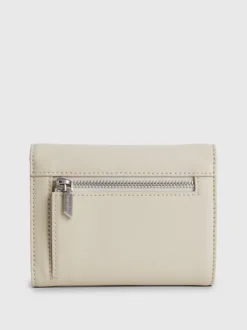 Calvin Klein Portafoglio A Tre Ante Riciclato 7 Calvin Klein Portafoglio A Tre Ante Riciclato -Offerta Economica Calvin Klein K60K610969 PEA alternate2